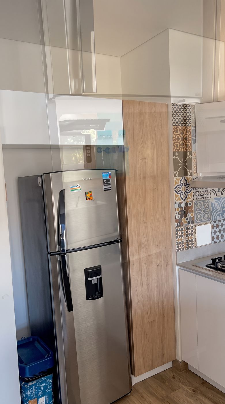 Equipped kitchen for guests in a Santa Marta El Rodadero holiday apartment